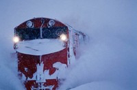 大雪が降る日は深夜から早朝にかけ除雪列車が運行する＝長野県の飯山線・戸狩野沢温泉－信濃平間で2000年2月、金盛正樹撮影