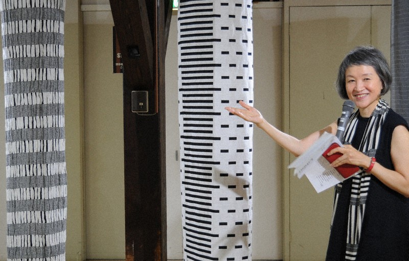 作品を説明する須藤さん=山形県鶴岡市の松ケ岡開墾場で2021年9月18日、長南里香撮影