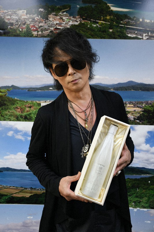 コンクールで受賞した日本酒「豊」を紹介する森友嵐士さん=京都府宮津市役所で、松野和生撮影