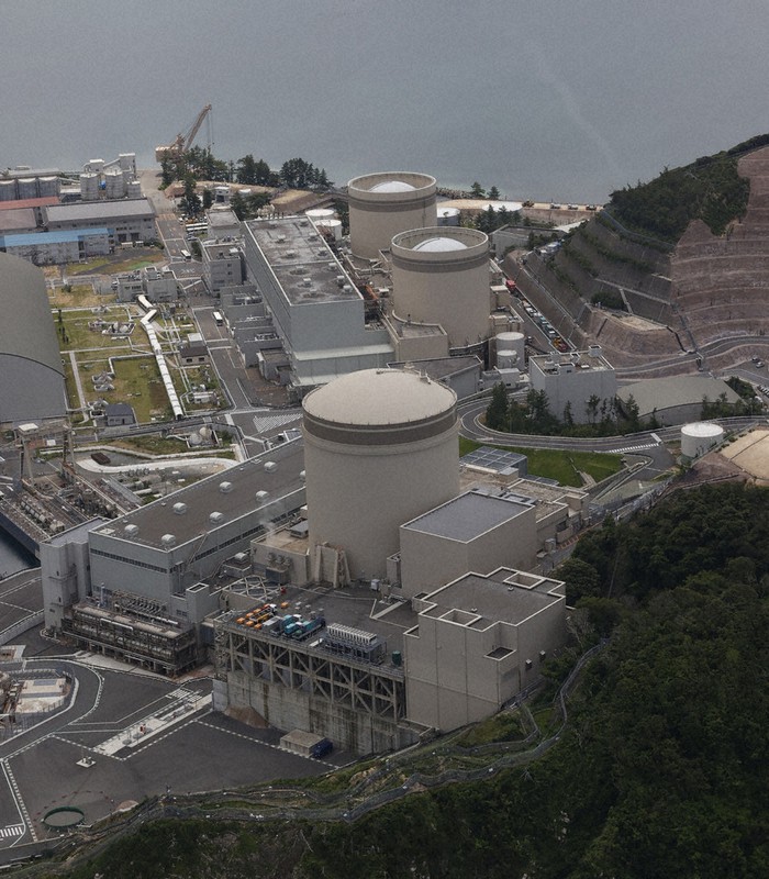 再稼働した関西電力美浜原発3号機(手前)奥から1号機、2号機=福井県美浜町で2021年6月23日午前11時10分、本社ヘリから