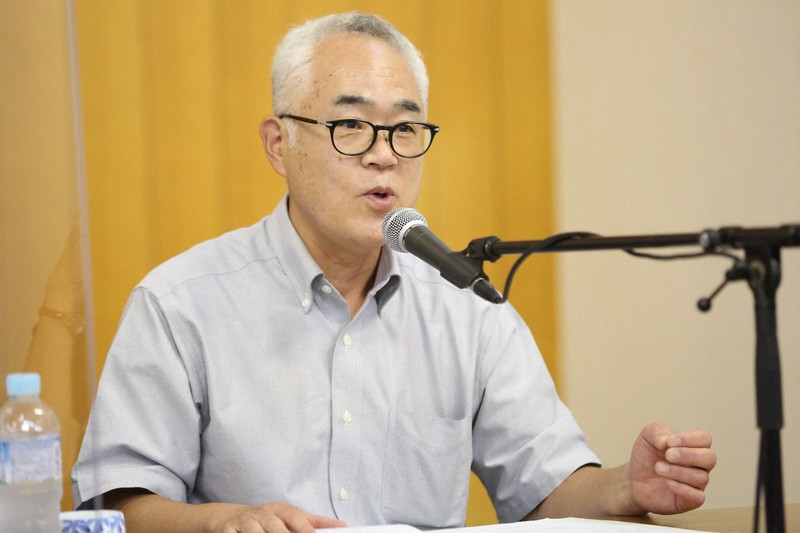 講師として招かれたシンポジウムで提言書を書いた経緯を語る大阪市立木川南小の久保敬校長=同市生野区で2021年8月22日午後2時2分、野田樹撮影