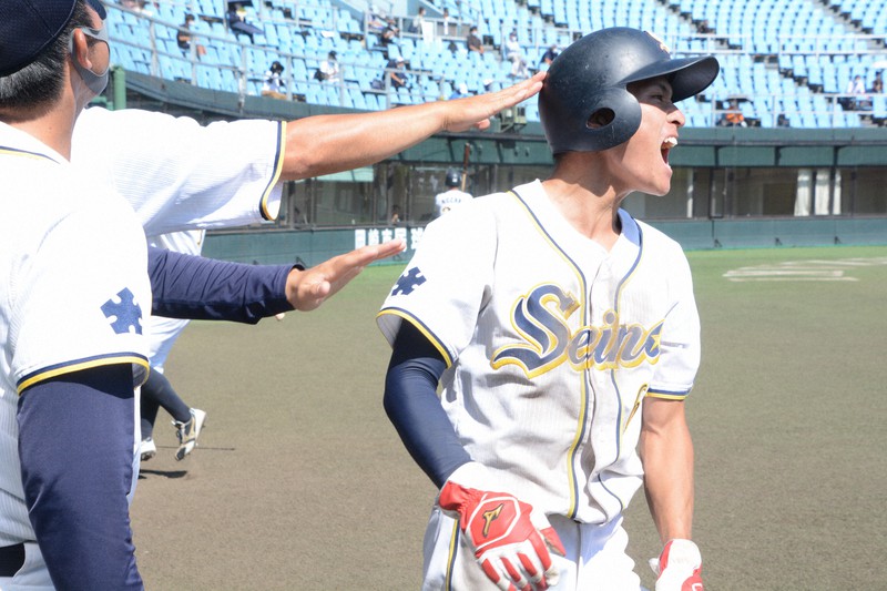 【西濃運輸-ホンダ鈴鹿】一回に先制の本塁を踏みベンチ前で雄たけびを上げる西濃運輸の北野(右)=愛知県の岡崎市民球場で2021年9月24日午後1時1分、森野俊撮影