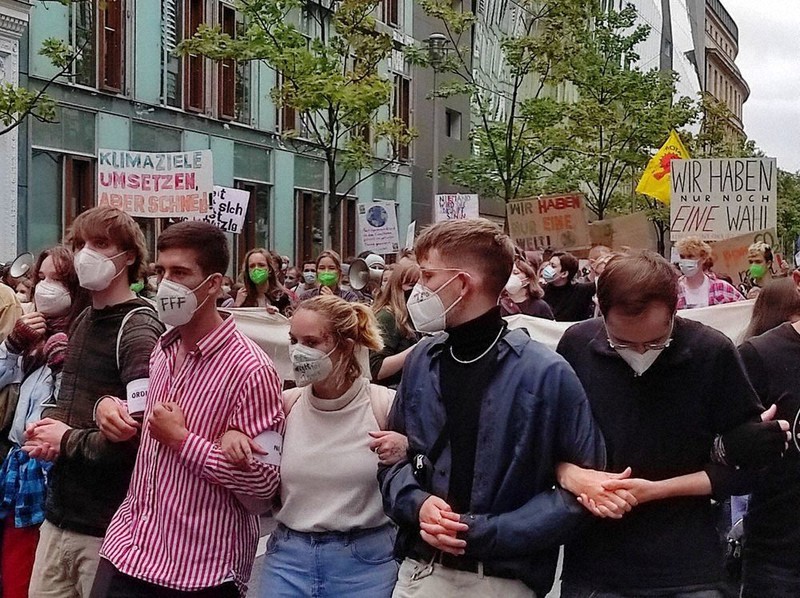 気候変動対策の強化を訴えてデモに参加する若者=ベルリンで24日、ベルリン支局助手アンネ・ウルブリヒト撮影