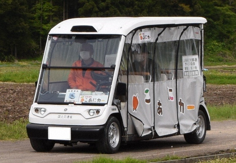秋田県上小阿仁村で実施している自動運転サービスの車両。山形県高畠町も同じ車両を使う=国土交通省提供(画像の一部を加工しています)