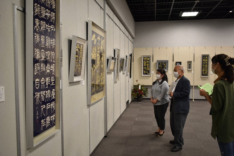 コラッセふくしまで開催中の「第12回網代澄亭と一門による刻字展」=2021年9月24日、高橋宗男撮影
