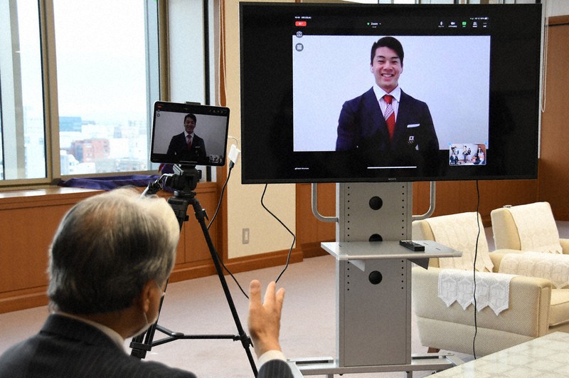 栃木県の福田知事(手前)と画面越しに談笑する水沼選手=宇都宮市塙田1の県庁で2021年9月22日、玉井滉大撮影