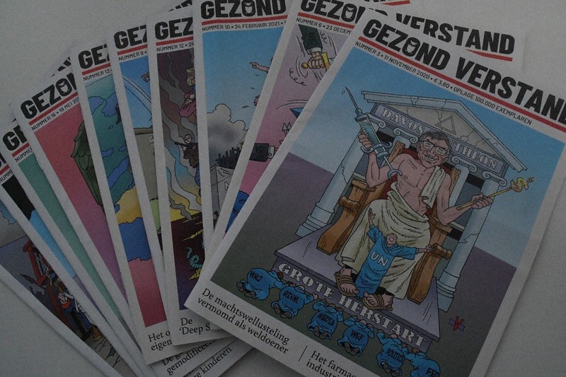 ウォルフレン氏が2020年9月に創刊した雑誌「ヘゾンド・フェルスタンド(良識)」。新型コロナウイルスワクチンなどへの懐疑論を展開している。