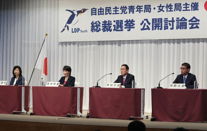 自民党総裁選公開討論会に臨む(右から)河野太郎行政改革担当相、岸田文雄前政調会長、高市早苗前総務相、野田聖子幹事長代行=東京都千代田区の同党本部で2021年9月20日午後2時11分、宮武祐希撮影