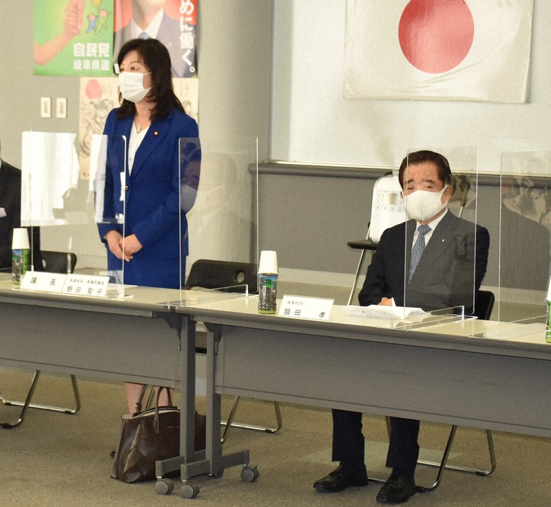 保守分裂となった1月の知事選後、県連人事について他の幹部らと協議した野田聖子氏(左)と猫田孝氏。野田氏が提案した全幹部辞任は結局見送られた=岐阜市で2021年2月6日午後2時2分、黒詰拓也撮影