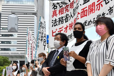 ウィシュマさんが亡くなった名古屋入管の居室監視映像の全面開示を求める人たち。右から2人目は妹ポールニマさん＝名古屋市中村区で2021年9月25日午前11時49分、兵藤公治撮影