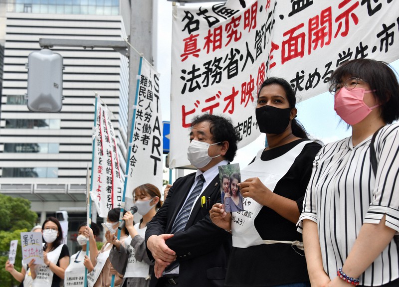 ウィシュマさんが亡くなった名古屋入管の居室監視映像の全面開示を求める人たち。右から2人目は妹ポールニマさん=名古屋市中村区で2021年9月25日午前11時49分、兵藤公治撮影