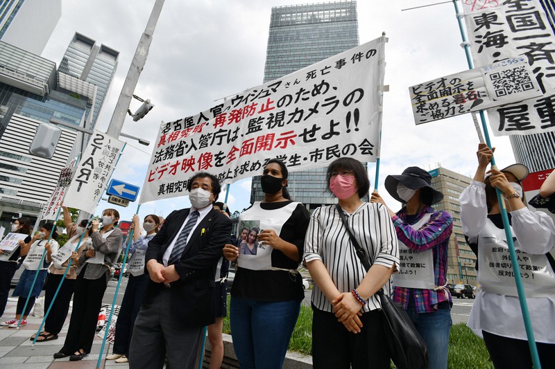 ウィシュマさんが亡くなった名古屋入管の居室監視映像の全面開示を求める人たち。中央は妹ポールニマさん=名古屋市中村区で2021年9月25日午前11時43分、兵藤公治撮影