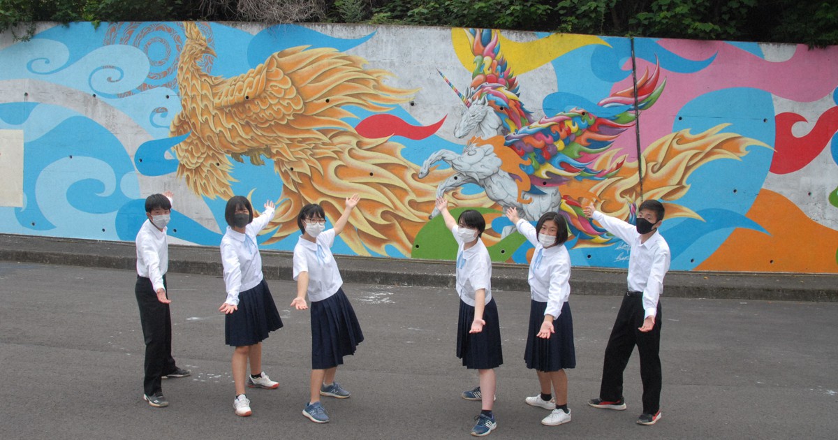 ウオールアート　A4 　「駅で待つ女学生」 高校生、松江駅前で即興アート 宍道湖から着想 壁面に絵や書 | 山陰