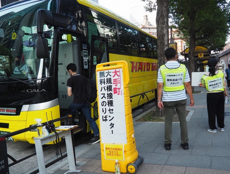 「はとバス」はJR東京駅とワクチンの大規模接種センターの間を送迎するバスを走らせている=東京都千代田区のJR東京駅前で2021年9月23日、大島祥平撮影