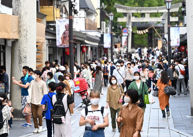 シルバーウイークでにぎわう太宰府天満宮の参道=福岡県太宰府市で2021年9月25日、徳野仁子撮影