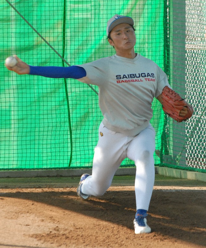 ブルペンで投球練習をする西部ガスの村田=福岡市の西部ガスグラウンドで2021年9月22日午後3時22分、吉見裕都撮影