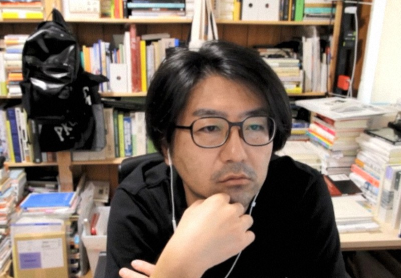 新刊について語る美術家の田中功起さん=ウェブ会議システム「Zoom」画面より