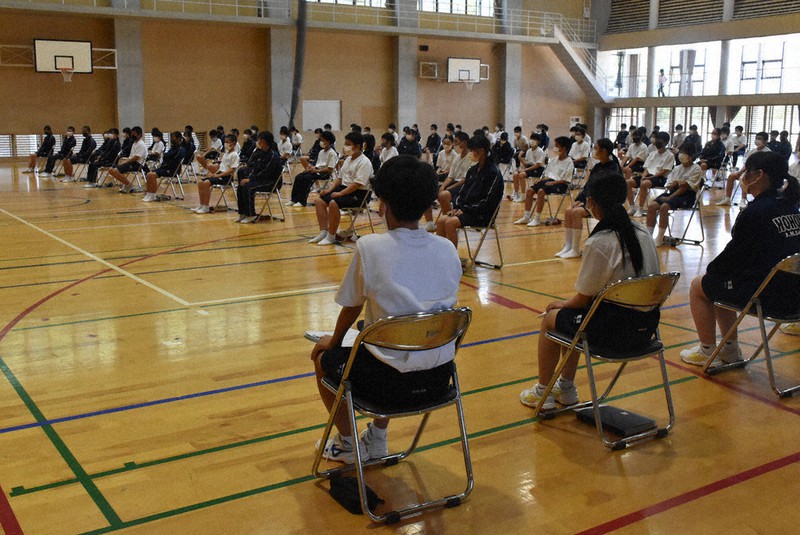 カバーを装着したパイプ椅子に座る生徒=山口県下関市の市立豊北中学校で2021年6月、大坪菜々美撮影