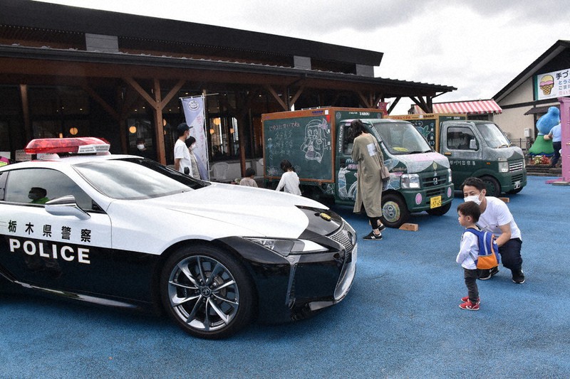 広場に展示されたレクサスパトカーやこくばんくるま=栃木県那珂川町北向田で2021年9月25日、渡辺佳奈子撮影