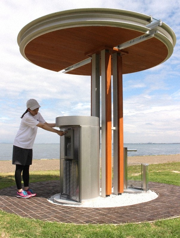 ひんやりお水、マイボトルで 県内初の屋外冷水機 大津・なぎさ公園