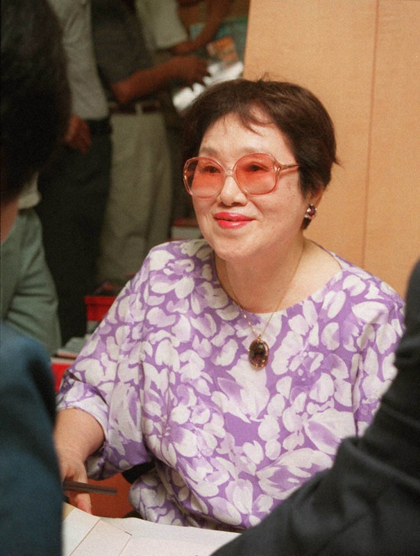 山崎豊子さん=玉置勝巳撮影