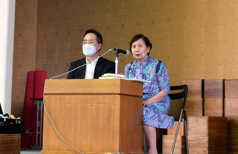長崎原爆の被爆体験を語る山口さん(右)