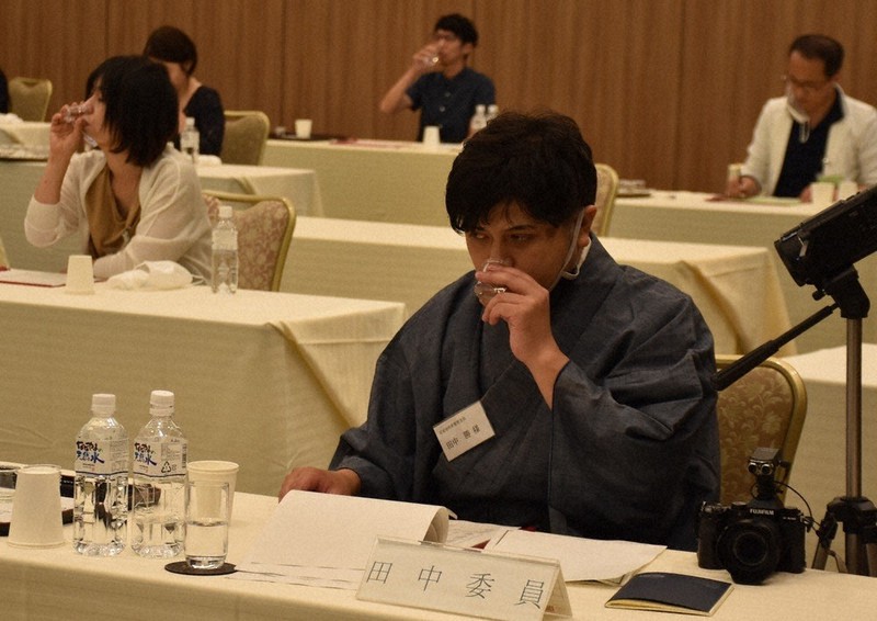 香りや味を確かめる審査員たち