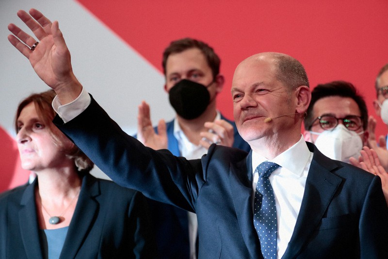 総選挙後、支持者に手を振る社会民主党のオラフ・ショルツ財務相=ベルリンで2021年9月26日、ロイター