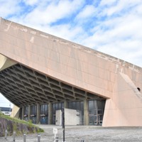 丹下健三氏が設計した旧香川県立体育館の外観。天井がせり上がった構造から「船の体育館」とも呼ばれている＝香川県高松市福岡町2で2021年9月27日午後2時16分、西本紗保美撮影