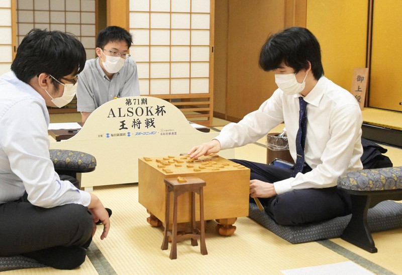 第71期ALSOK杯王将戦リーグの初戦を制し、感想戦で対局を振り返る藤井聡太王位(右)。左は糸谷哲郎八段=大阪市福島区の関西将棋会館で2021年9月27日午後5時40分、加古信志撮影