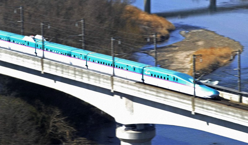 東北新幹線「はやぶさ」=福島県郡山市で、本社ヘリから