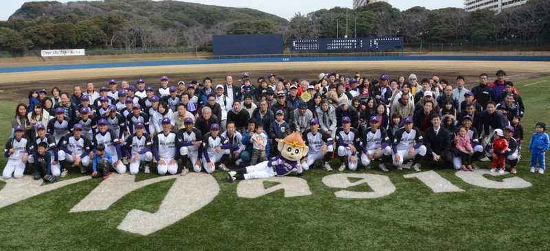コロナ禍の前は、球場開きなどのイベントに多くの市民が集まり、選手と交流を深めた。こうした交流の場はまだ戻っていない=君津市で2017年3月5日、円谷美晶撮影