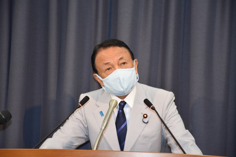 閣議後記者会見で記者の質問に答える麻生財務相=東京都千代田区の財務省で2021年9月21日、町野幸撮影