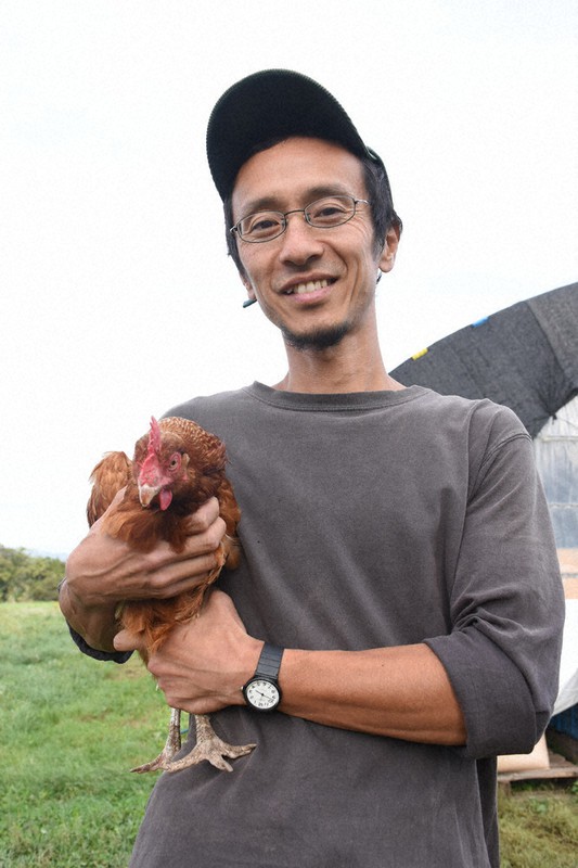 養鶏場を経営する高井一輝さん=北海道長沼町で2021年9月19日、高橋由衣撮影