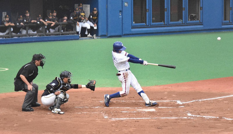 【東京ガス-鷺宮製作所】六回表東京ガス2死二、三塁、北本が3点本塁打を放つ=大田区の大田スタジアムで2021年9月27日、加藤昌平撮影