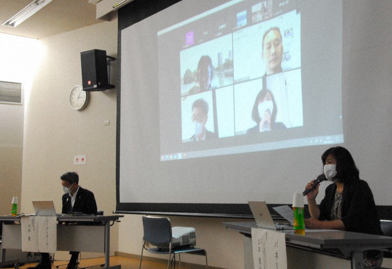 夜間中学について意見を交わしたシンポジウム=鳥取市で、平川哲也撮影