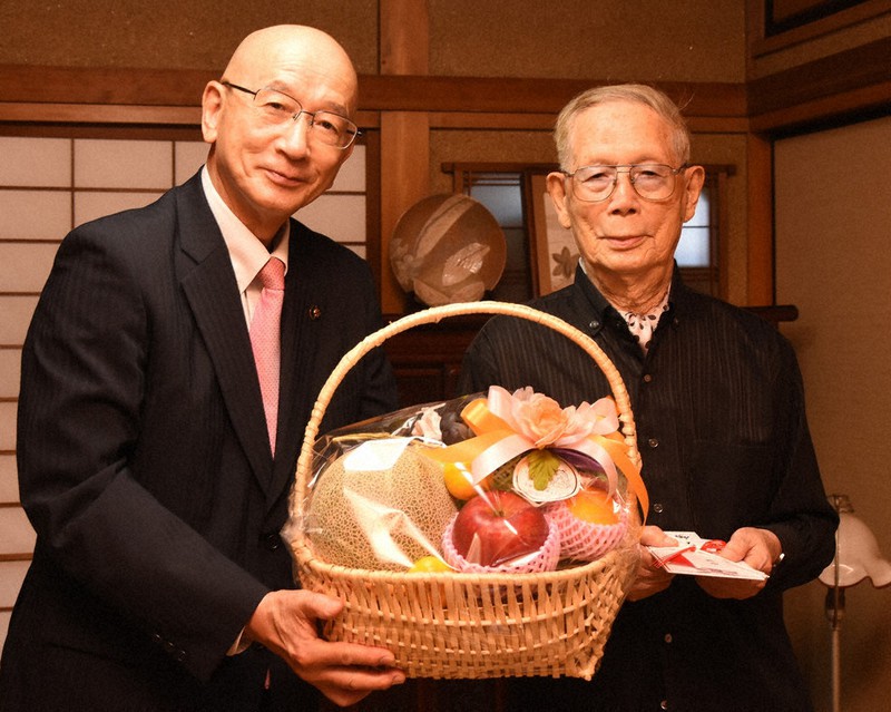 101歳中村さんを萩市長がお祝い 山口 毎日新聞