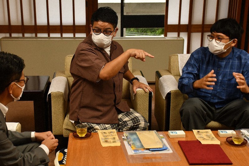 浜田知事(左)と懇談した「ミキ」の昴生さん(中央)と亜生さん=高知市の県庁で、小宅洋介撮影