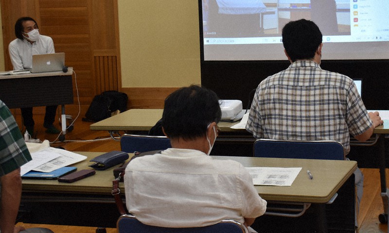オスプレイ集会で、参加者の質問に耳を傾ける佐賀大の吉岡教授(左端)