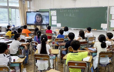オンラインで中村准教授の授業を受ける小坂小の児童=7月(同校提供)