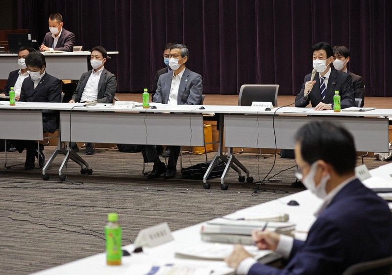 基本的対処方針分科会で発言する西村康稔経済再生担当相(右)。中央は尾身茂会長、左は田村憲久厚労相=東京都千代田区で2021年9月28日午前9時2分、吉田航太撮影