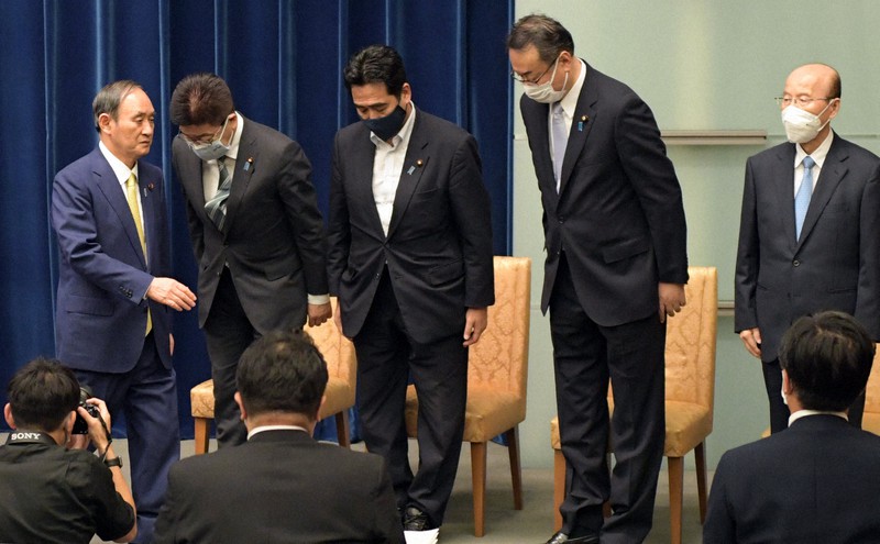 記者会見を終え、会見室を出る菅義偉首相(左端)。右端は杉田和博官房副長官=首相官邸で2021年9月28日午後8時5分、竹内幹撮影