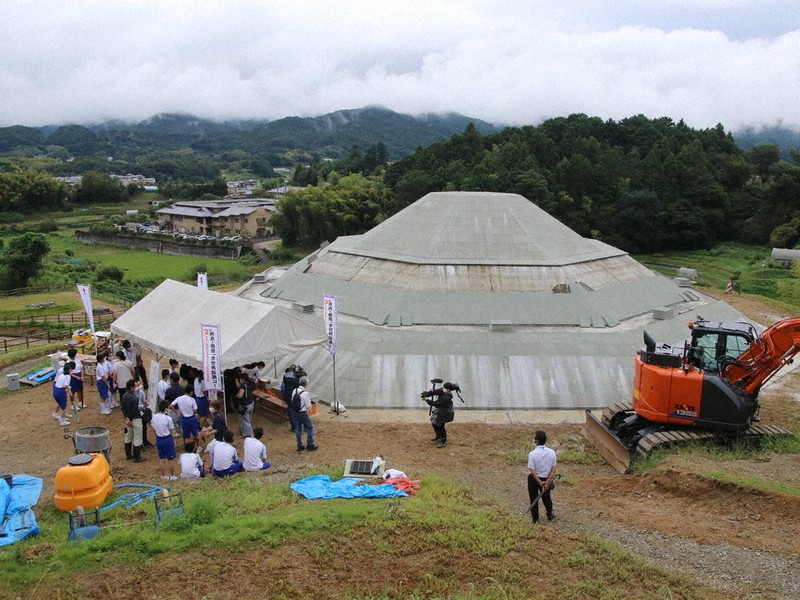 復元整備が進む牽牛子塚古墳=奈良県明日香村越で、姜弘修撮影