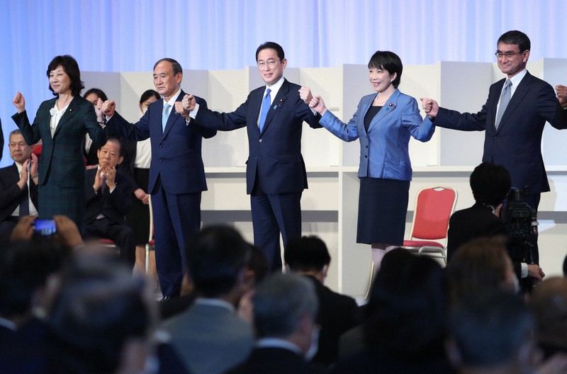 自民党総裁選を終え、壇上でたたえ合う(左から)野田聖子幹事長代行、菅義偉首相、岸田文雄前政調会長、高市早苗前総務相、河野太郎行政改革担当相=東京都港区で2021年9月29日午後3時26分、梅村直承撮影