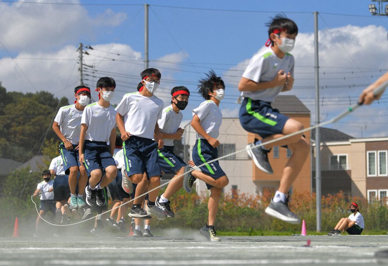 体育の授業で、間近に迫った体育祭の練習をする生徒たち=さいたま市立美園南中で2021年9月29日午前10時34分、手塚耕一郎撮影