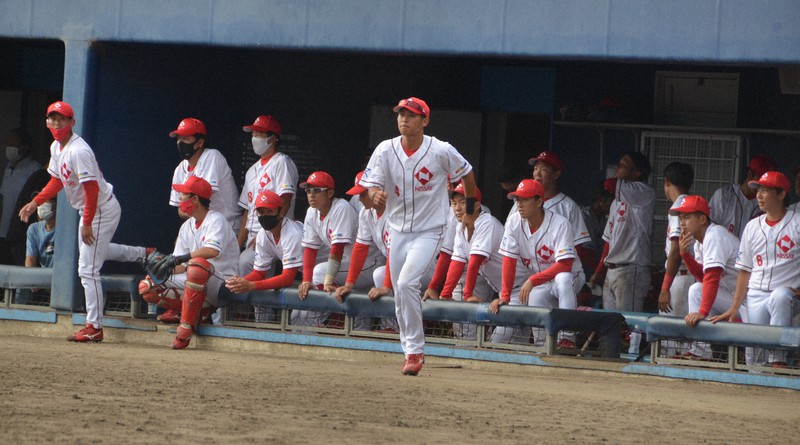 第5代表決定トーナメント1回戦で日本製鉄広畑に敗れ、都市対抗本大会出場を逃した日本生命の選手たち=大阪市の大阪シティ信用金庫スタジアムで2021年9月29日午後1時47分、藤田健志撮影