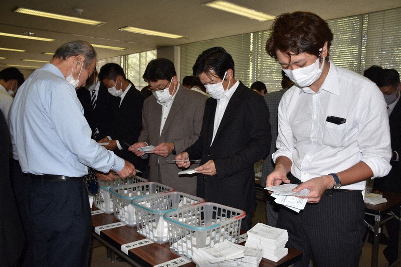 自民党総裁選の開票作業を行う関係者=千葉市中央区の同党県連で2021年9月29日午前10時16分、真田祐里撮影