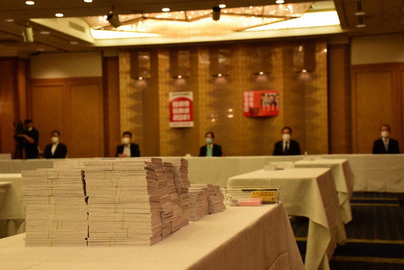開票作業を前に、机上に積み上げられた党員票の束=高松市古新町で、潟見雄大撮影