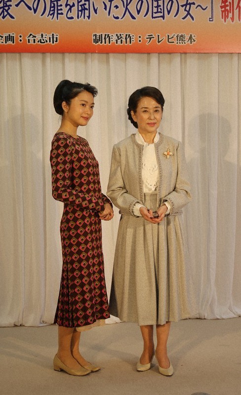 制作発表記者会見後に写真撮影に応じる竹下さん(右)と北原さん