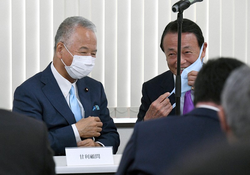 自民党の派閥の会合で言葉を交わす麻生太郎副総理兼財務相(右)と自民党税制調査会の甘利明会長=東京都千代田区で2021年9月30日午後0時16分、竹内幹撮影